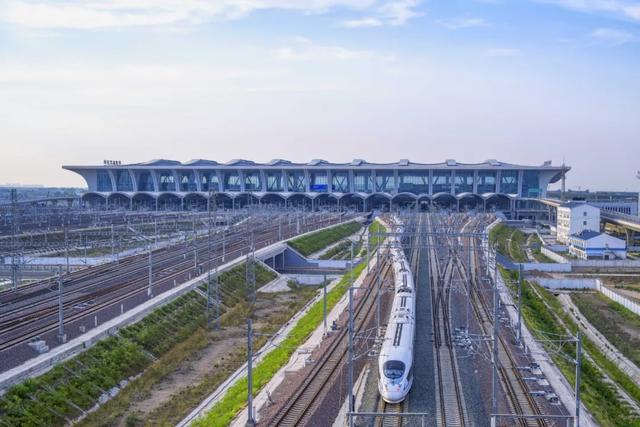 中国十大高铁车站最新排行来了，车站越建越大是实际需要还是摆阔