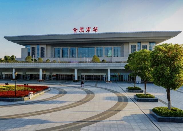 中国十大高铁车站最新排行来了，车站越建越大是实际需要还是摆阔