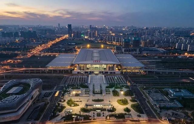 中国十大高铁车站最新排行来了，车站越建越大是实际需要还是摆阔