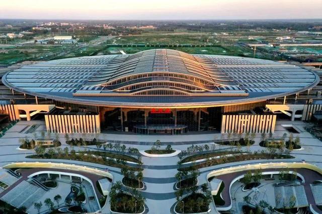 中国十大高铁车站最新排行来了，车站越建越大是实际需要还是摆阔