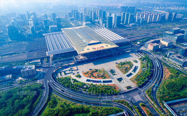 中国十大高铁车站最新排行来了，车站越建越大是实际需要还是摆阔