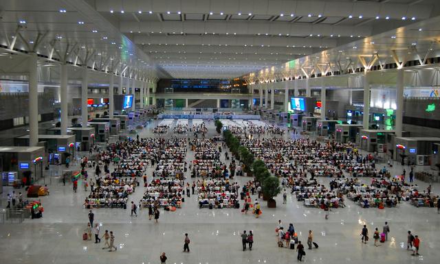 中国十大高铁车站最新排行来了，车站越建越大是实际需要还是摆阔