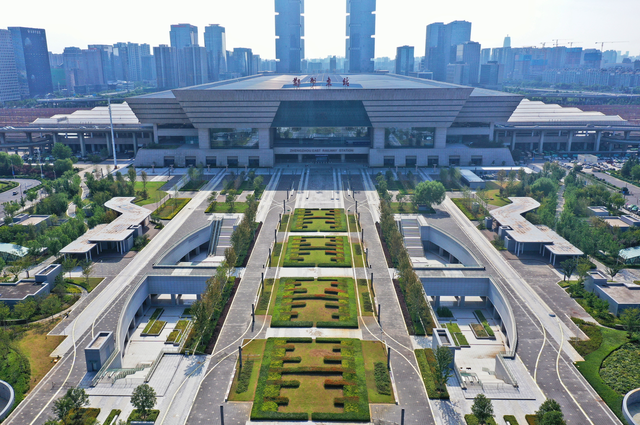 中国十大高铁车站最新排行来了，车站越建越大是实际需要还是摆阔