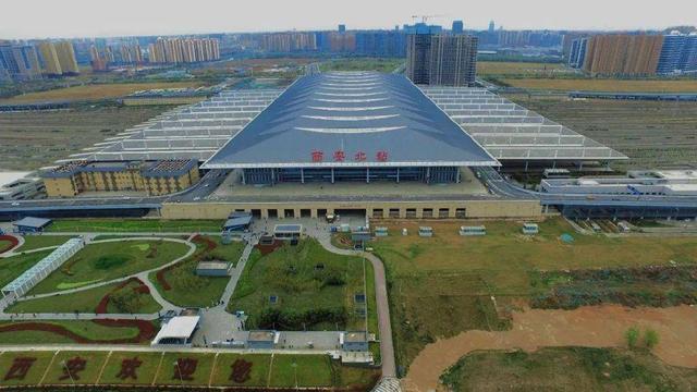 中国十大高铁车站最新排行来了，车站越建越大是实际需要还是摆阔