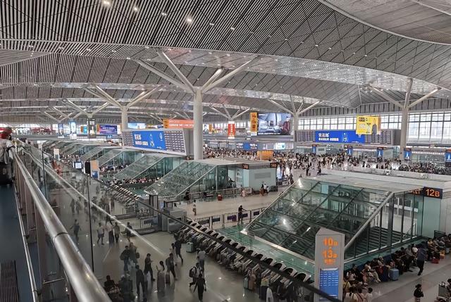 中国十大高铁车站最新排行来了，车站越建越大是实际需要还是摆阔