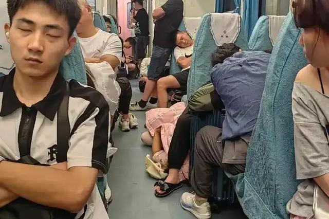高铁与火车，藏着人生不同的“滋味”