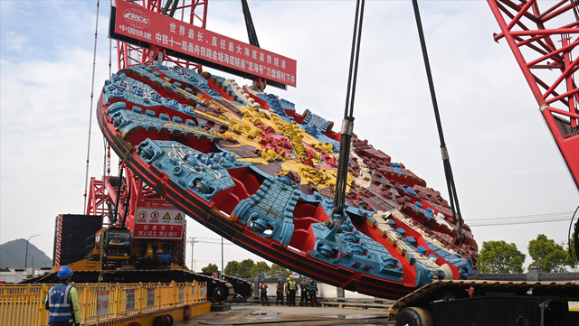 中国建世界最长海底高铁隧道！大海满满都是水，隧道是怎么挖的？