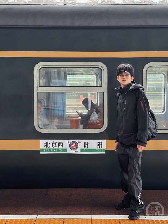 把“火车”搬进家 重庆小伙“复刻”铁道时光